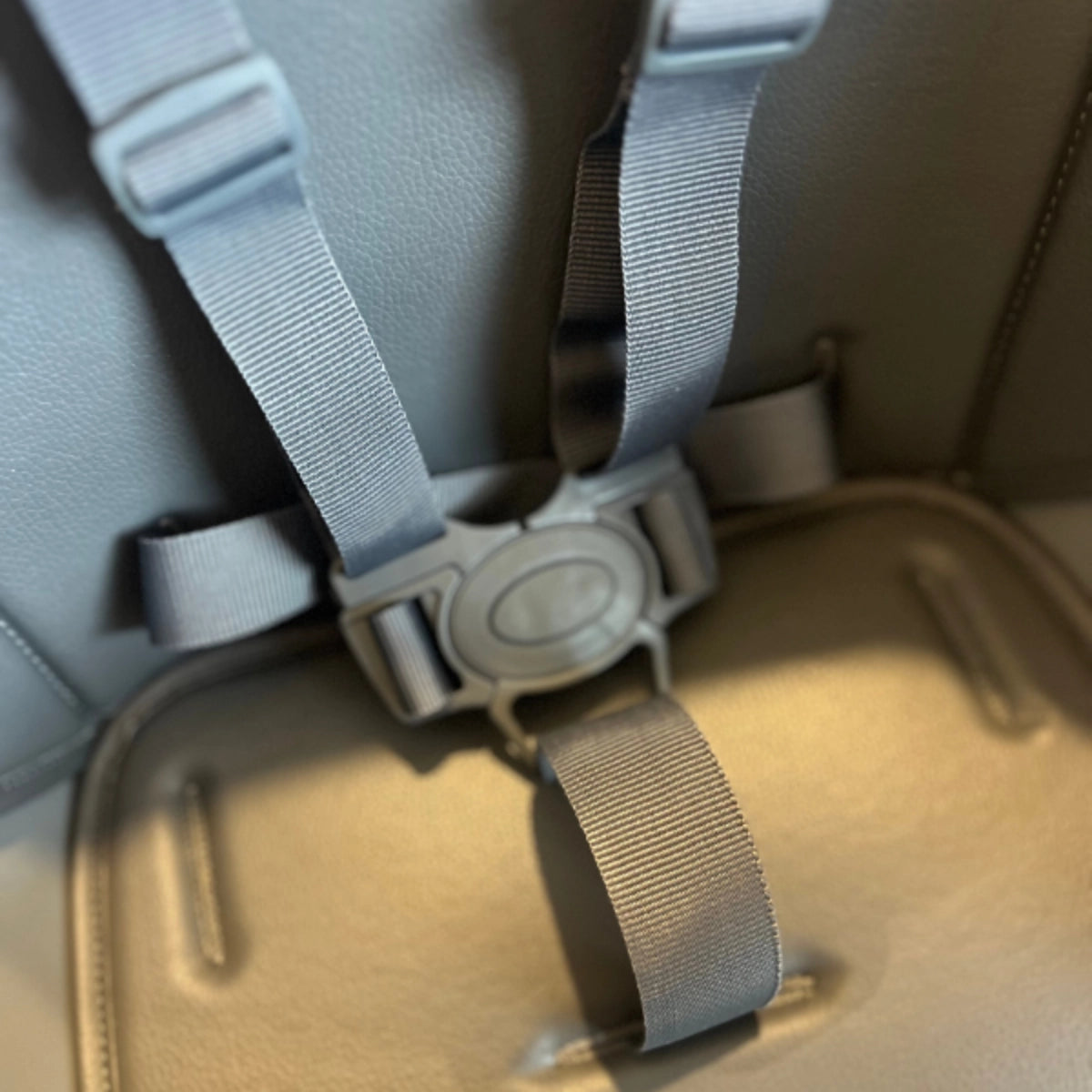 MOOSE Harper High Chair padded seat with five-point safety harness and central buckle.