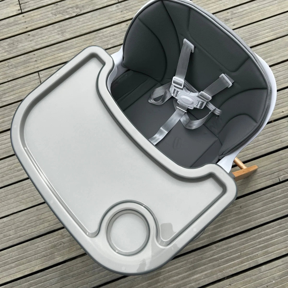 Top view of the MOOSE Frankie high chair showing the feeding tray, cup holder and seat harness.